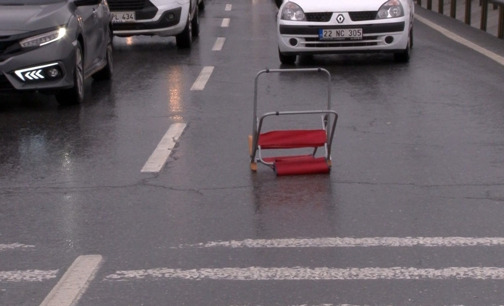 Yola sandalye atıldı, beton mikseri ve otomobil çarpıştı