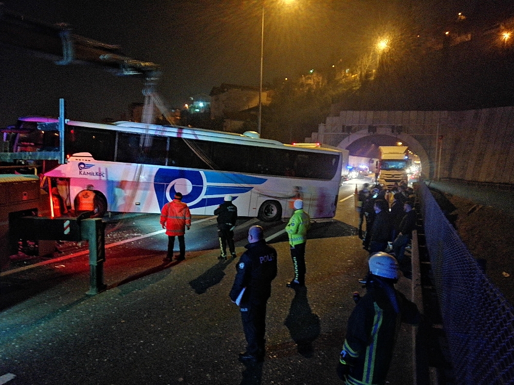 Yolcu dolu otobüs TEM’de kontrolden çıkıp viyadükte asılı kaldı