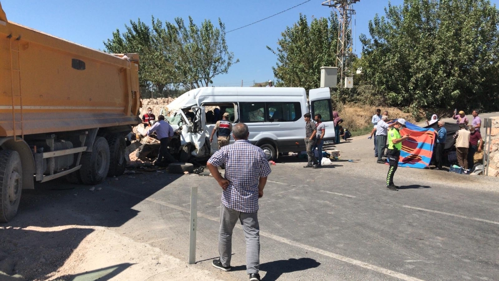 Yolcu minibüsü ile kamyon çarpıştı: 1 ölü, 19 yaralı