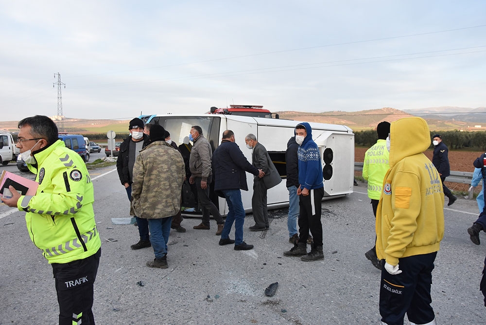 Yolcu minibüsü ile otomobil çarpıştı: 7 yaralı