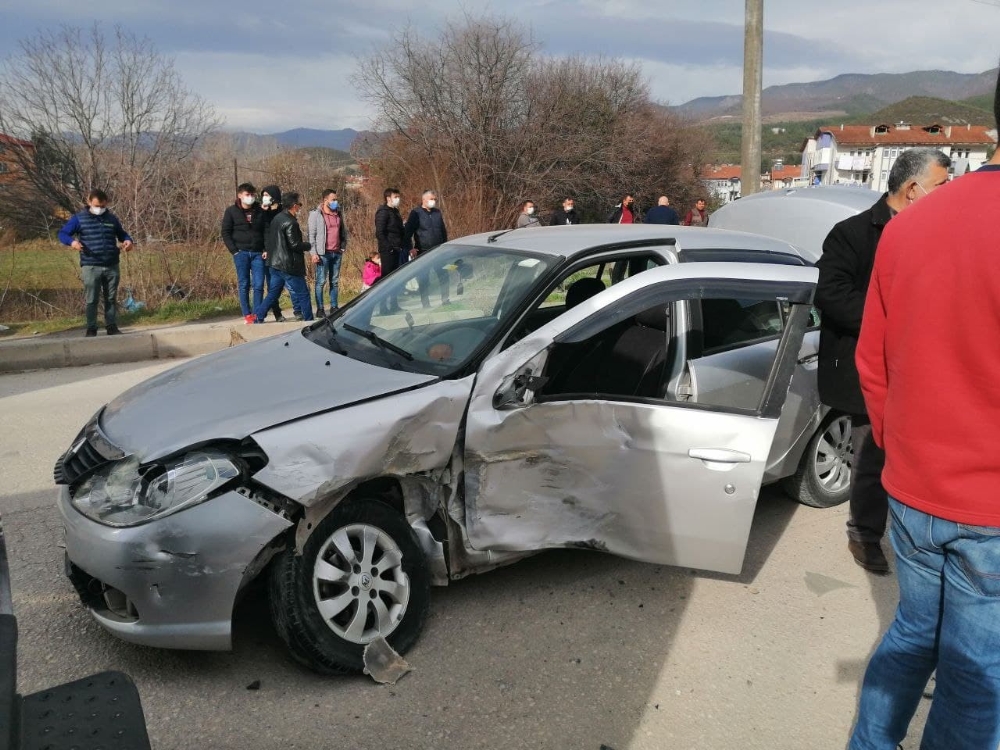 Yolcu minibüsü otomobile çarptı: 5 yaralı