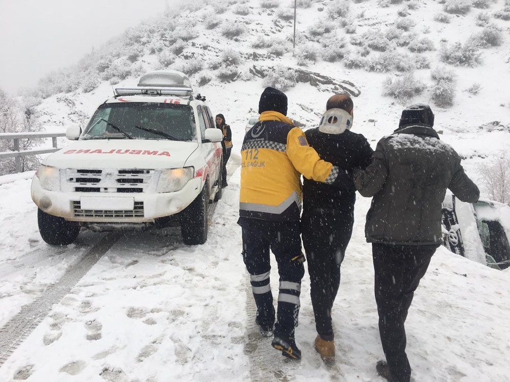 Yolcu Minibüsü Şarampole Yuvarlandı: 5 Yaralı