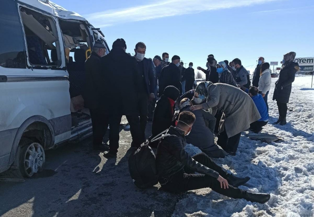 Yolcu minibüsü takla attı: 8 yaralı