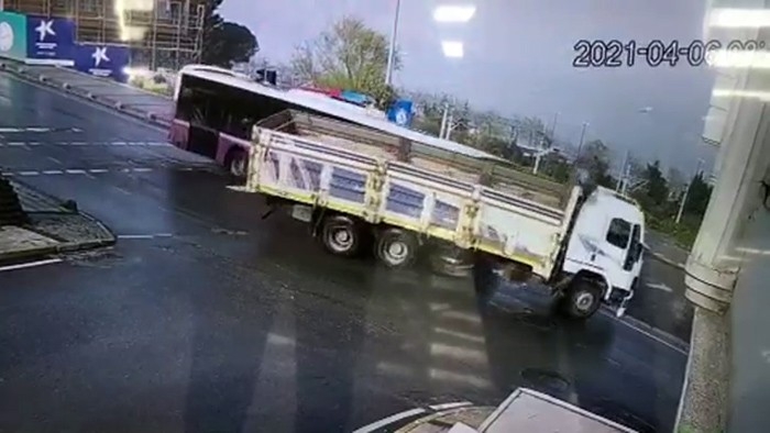 Yolcu otobüsü ile kamyonun çarpıştığı kaza güvenlik kamerasında