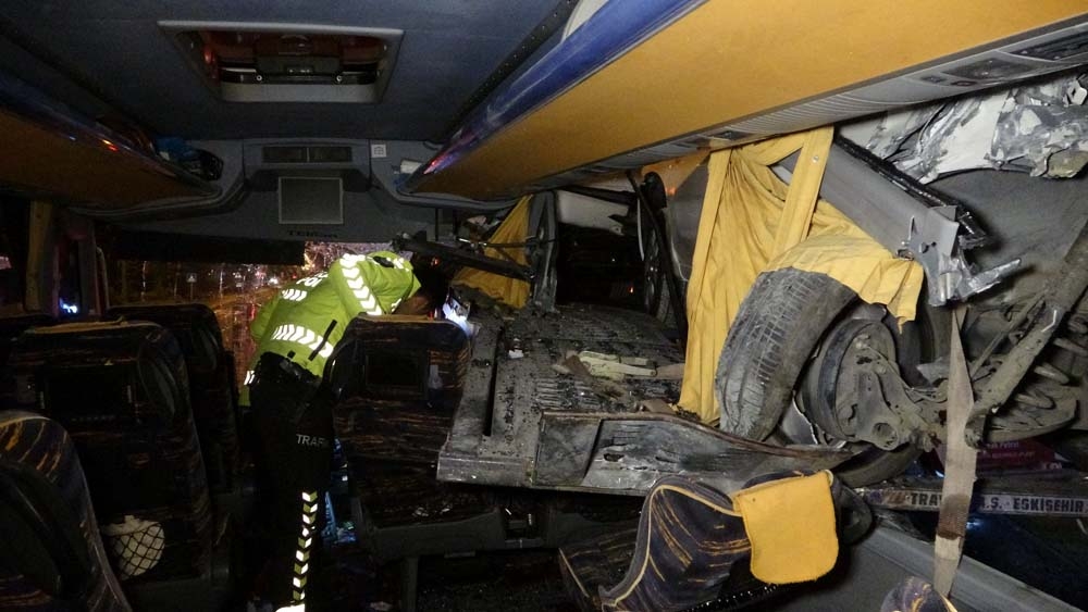 yolcu otobüsü kaza yaptı: 3’ü ağır 13 yaralı
