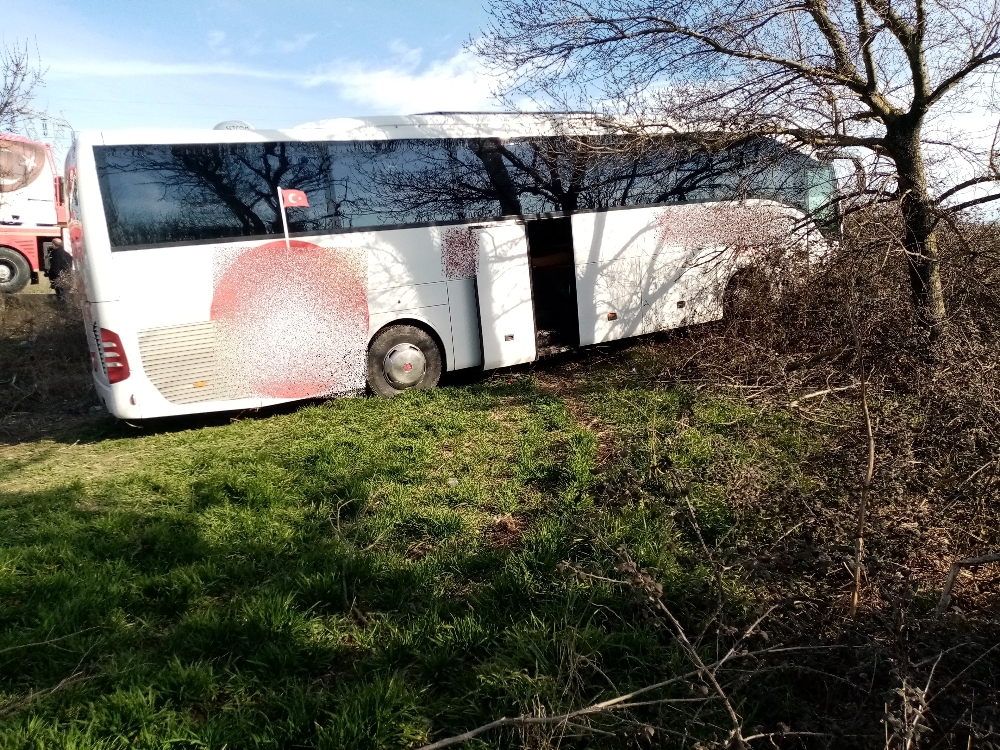 Yolcu otobüsü şarampole girdi: Bagajda uyuyan muavin yaralandı