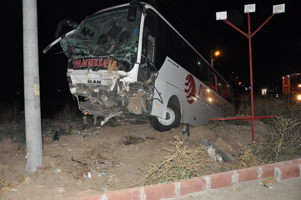 Yolcu otobüsü tarlaya girdi: 31 yaralı