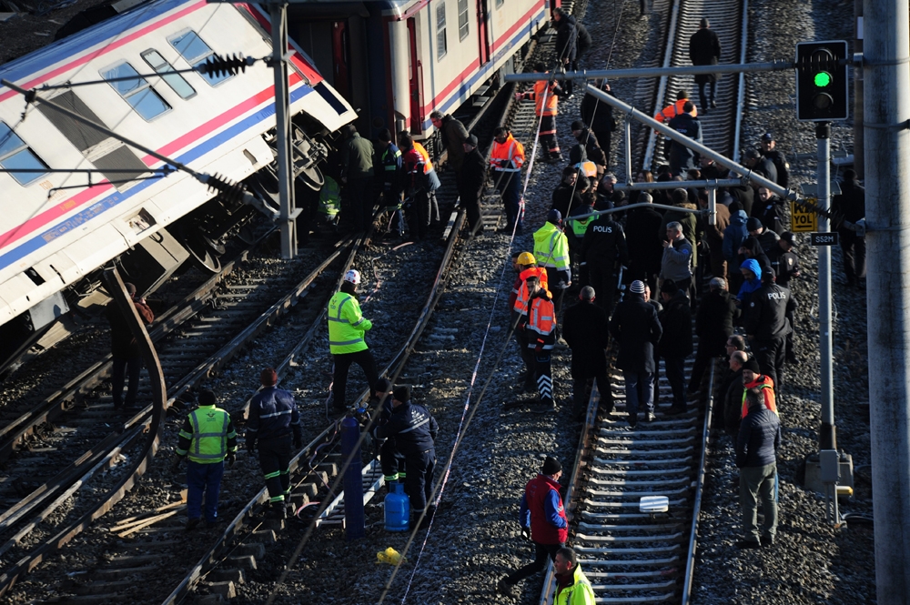 Yolcu Treni Raydan Çıktı