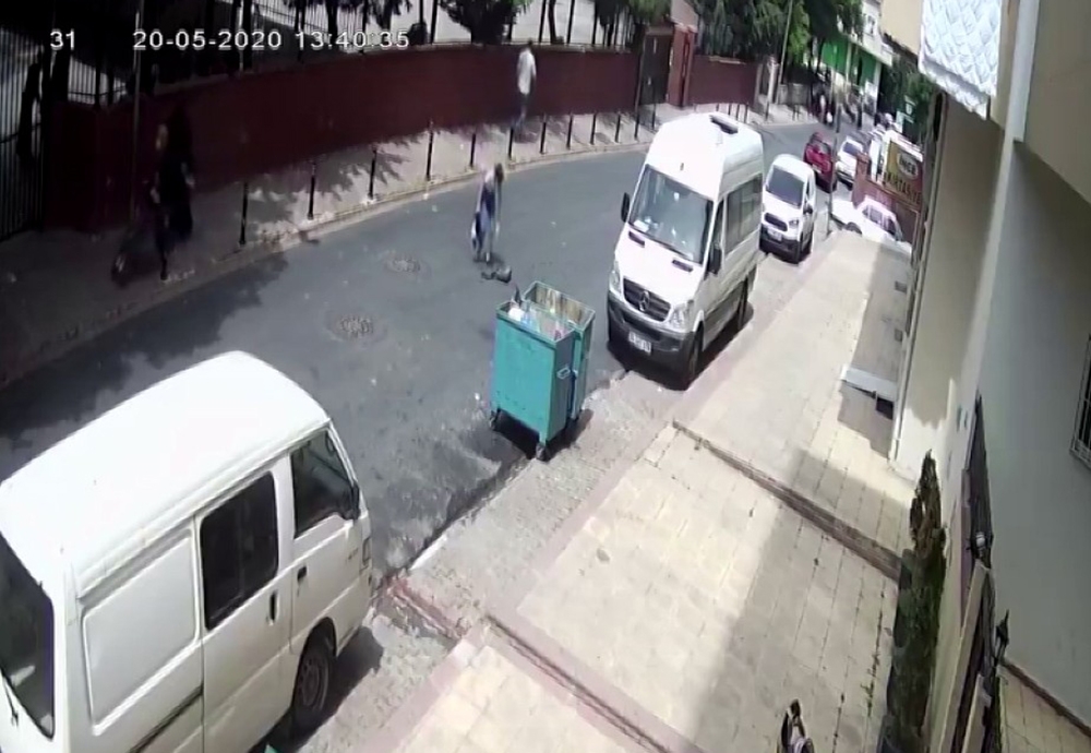 Yolda fark ettiği çantayı alarak kayıplara karıştı