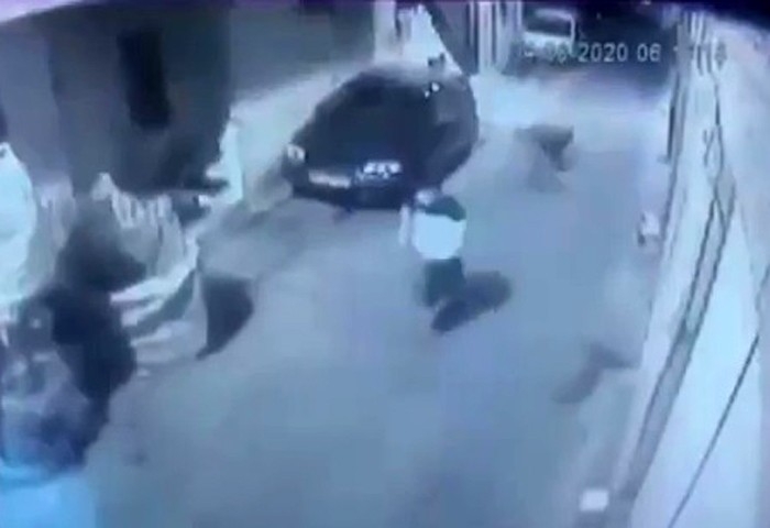 Yolda yürürken gasp edildi, o anlar kameraya yansıdı