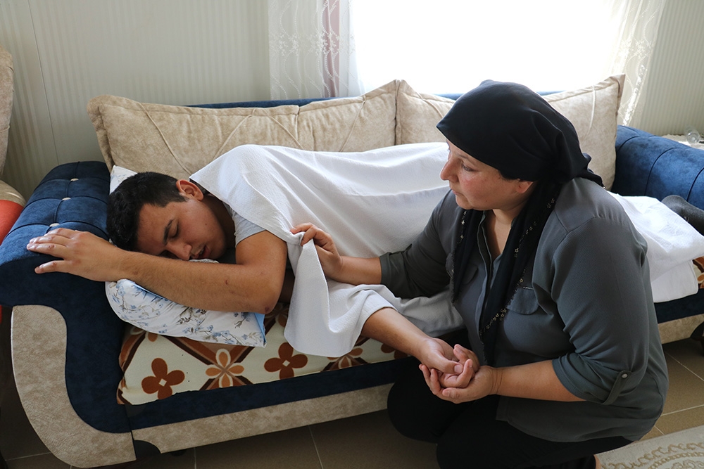 Yoldan geçme parası istedikleri engelli genci sopayla dövdüler