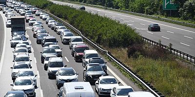 Yollardaki tatil dönüşü yoğunluğu sürüyor