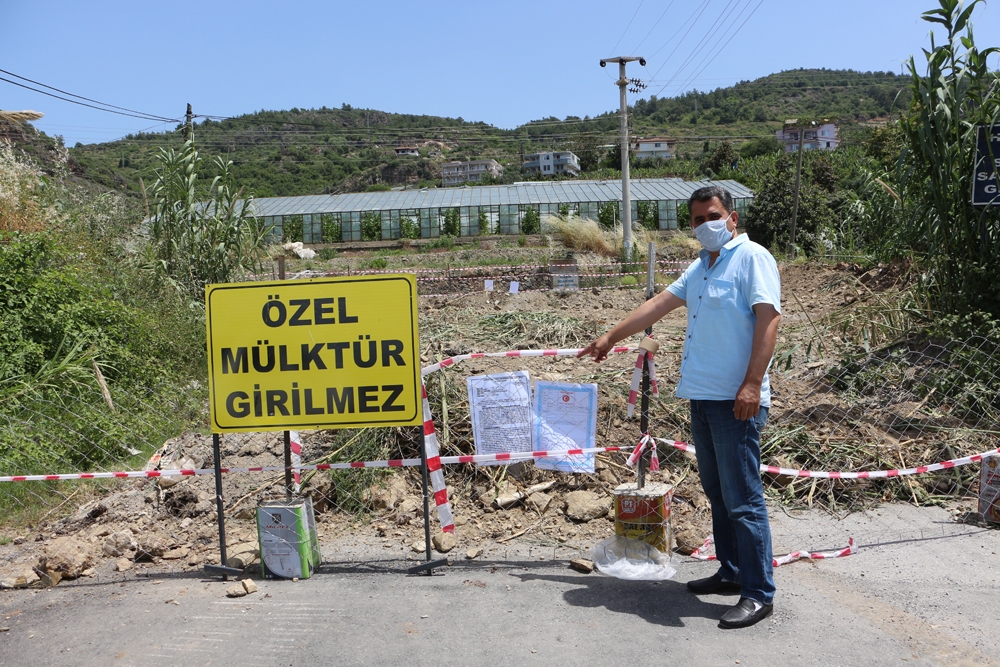 Yolu kapatıp, tapu senedini tel örgüye astı