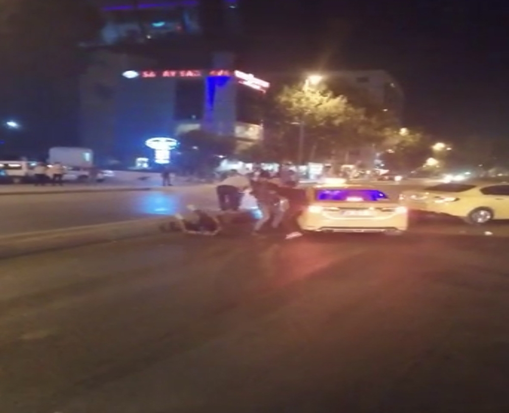 Yolu trafiğe kapatıp birbirlerine girdiler