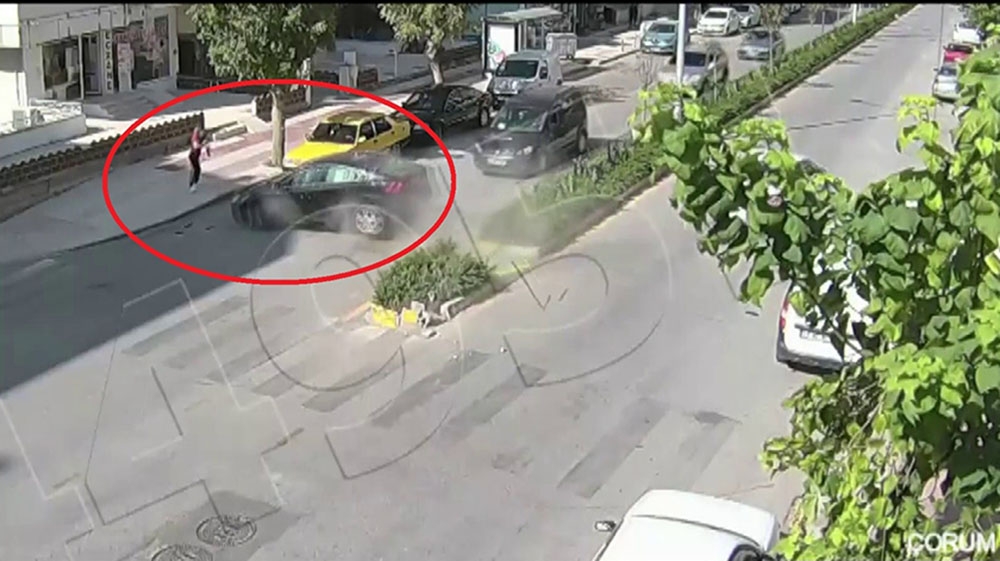 Yolun karşısına geçerken ezilmekten saniyelerle böyle kurtuldu
