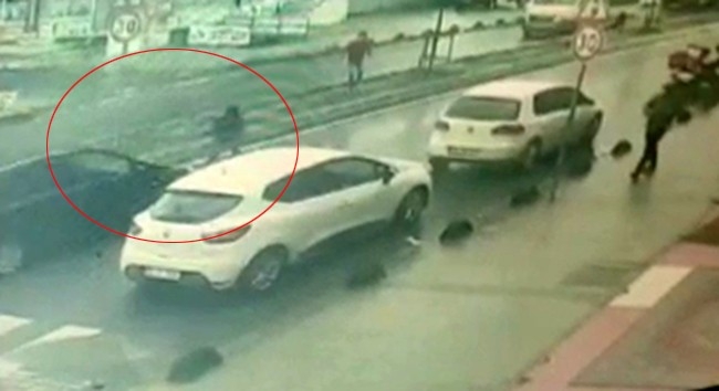 Yolun karşısına geçmeye çalışan çocuğa otomobil çarptı