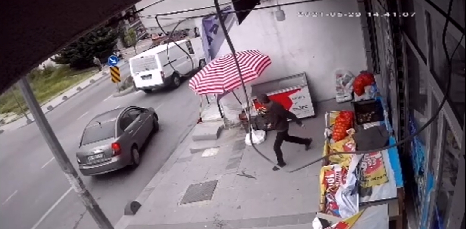 Yolun karşısına geçmeye çalışan genç kıza minibüs çarptı, o anlar güvenlik kamerasına yansıdı
