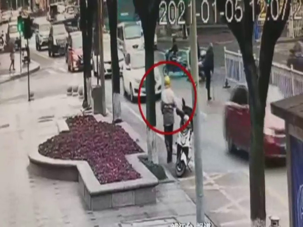 Yolun karşısına geçmeye çalışan yaşlı adamı sırtında taşıdı