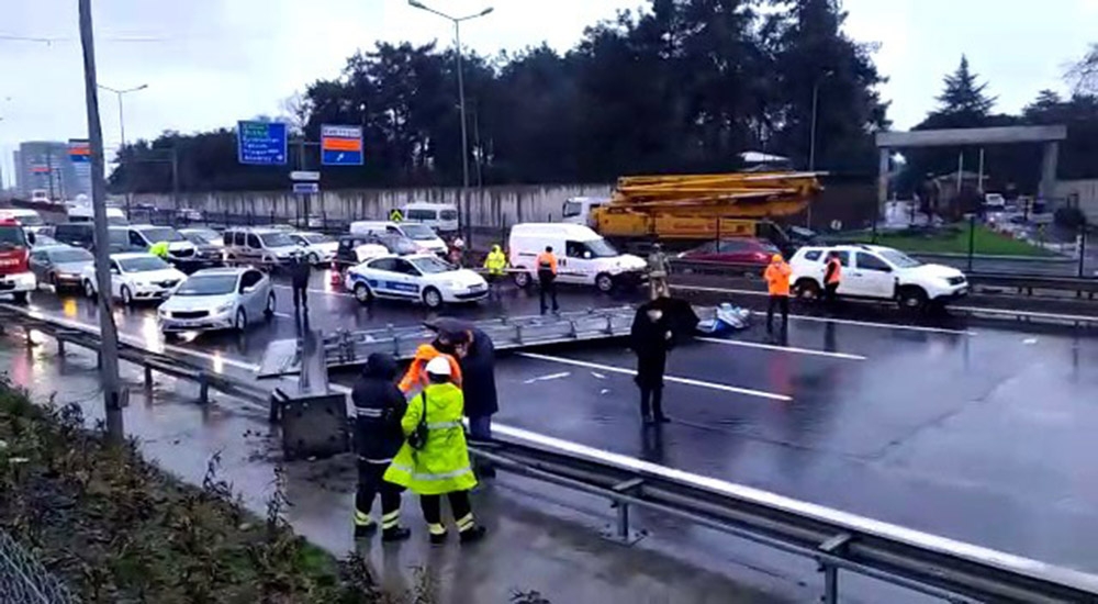 Yön tabelası yola devrildi, yoğun trafik oluştu