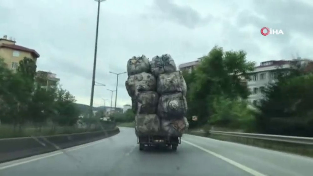 Yük sınırını aşan kamyonetin tehlikeli yolculuğu kamerada