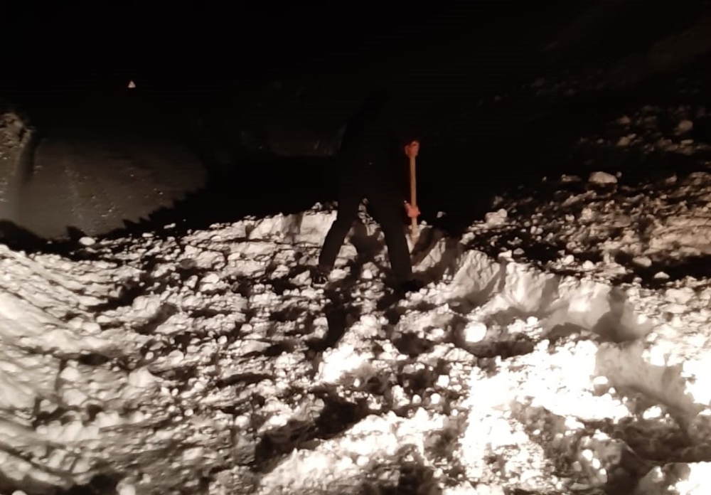 Yüksekova-Şemdinli karayoluna çığ düştü