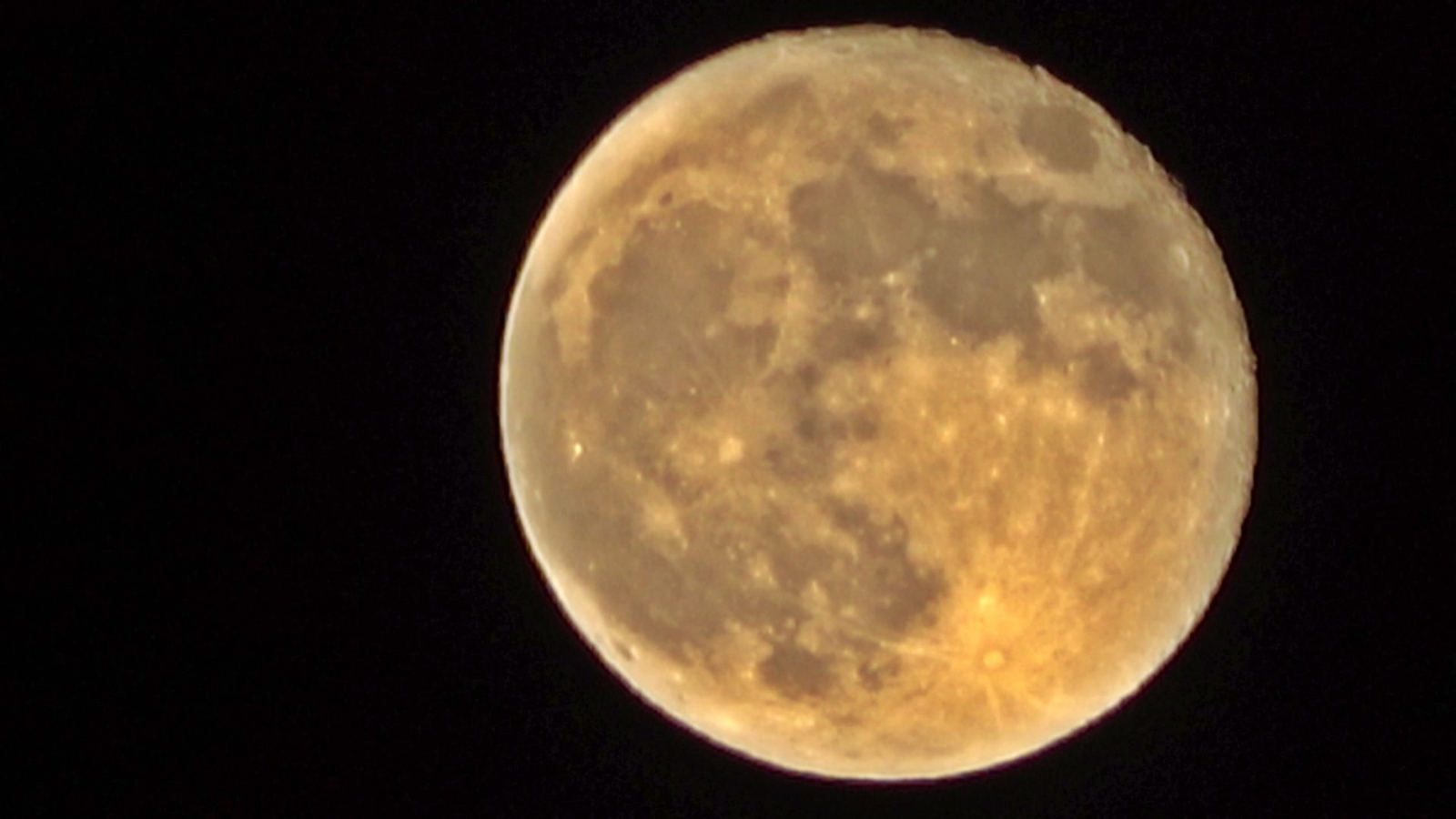 Yüksekova’da ‘Süper Ay’ kendine hayran bıraktı