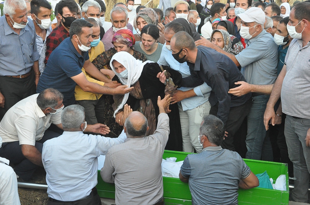 Yüksekova’daki kazada ölenler gözyaşları arasında toprağa verildi