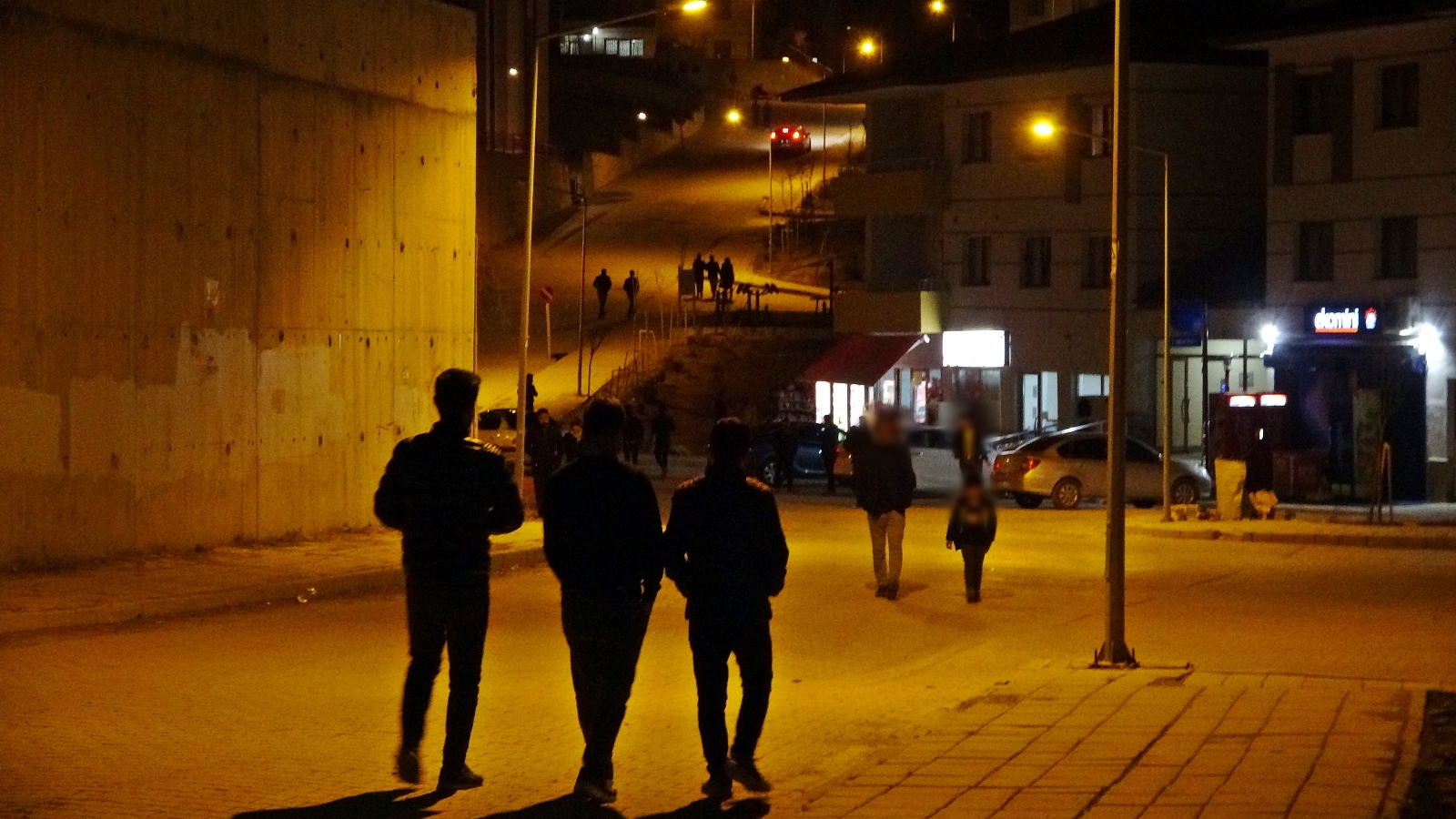 Yüksekovalılar yasak saatlerini karıştırınca dışarıya akın etti