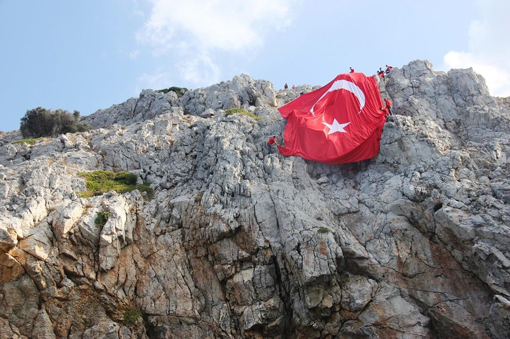 Yunan adalarına karşı dev Türk bayrağı astılar