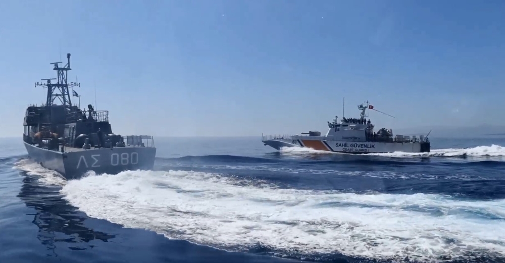 Yunan botu ihlal ettiği Türk karasularından sürülerek çıkarıldı