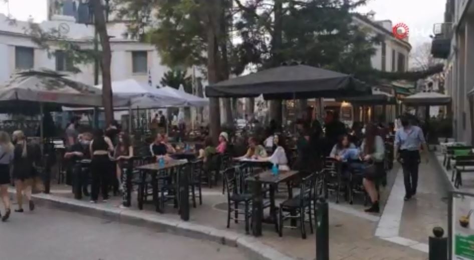 Yunanistan’da halk kafe ve restoranlara akın etti