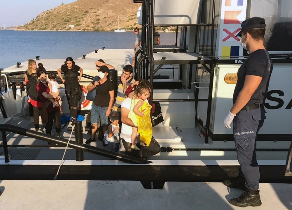 Yunanlılar çocukların da bulunduğu 19 kişiyi ölüme terk etti