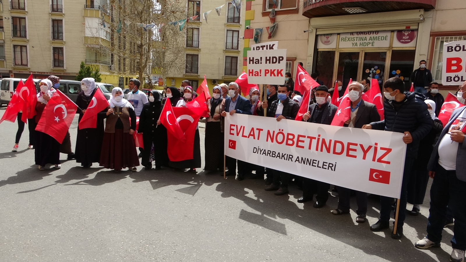 Yüreği yanık 2 aile daha HDP önündeki evlat nöbeti eylemine katıldı