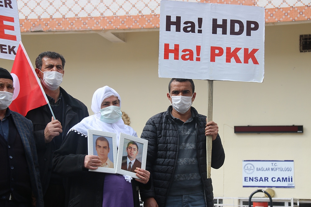 Yürümekte güçlük çeken anne, 2 çocuğu için evlat nöbetine katıldı