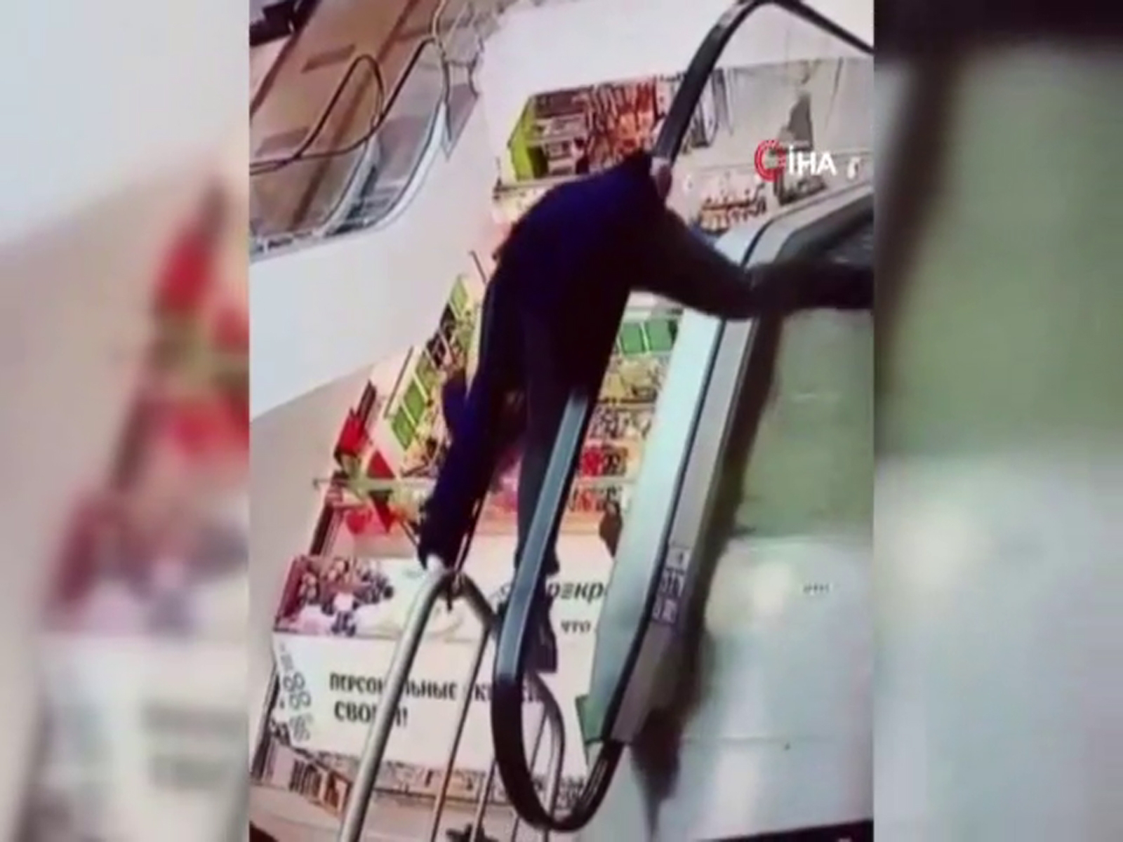 Yürüyen merdivenin bandına takıldı, aşağıya düştü