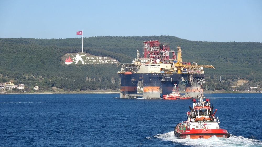 Yüzen dev Çanakkale Boğazı’ndan geçti