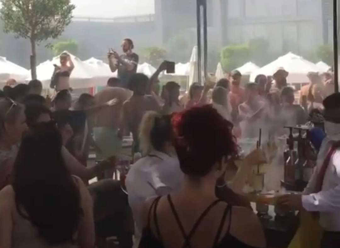 Yüzlerce kişinin mesafesiz partisi, ‘Güvenli Turizm Sertifikası’ndan etti