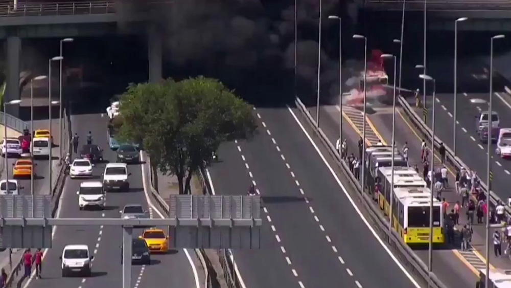 Zeytinburnu’da bir metrobüste yangın çıktı