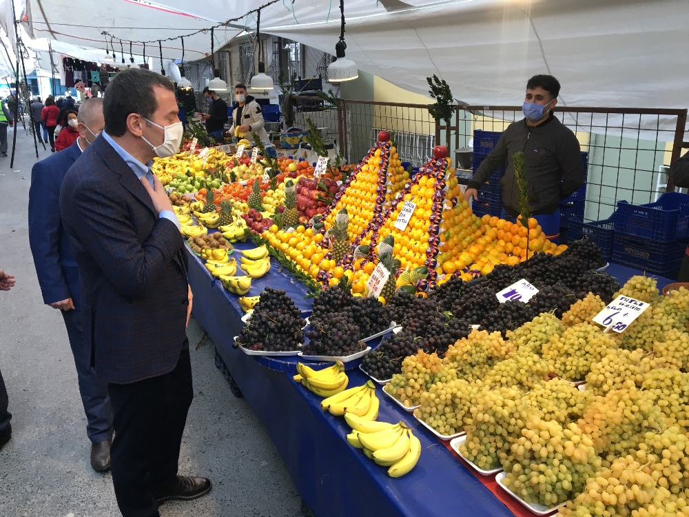 Zeytinburnu’nda akşam pazarı ucuzluğu sabaha çekildi