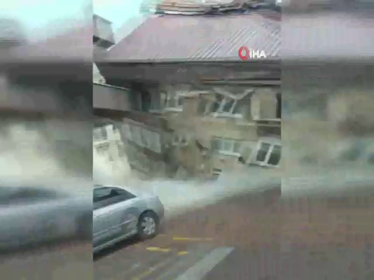 Zeytinburnu’nda boşaltılan binanın çökme anı kamerada