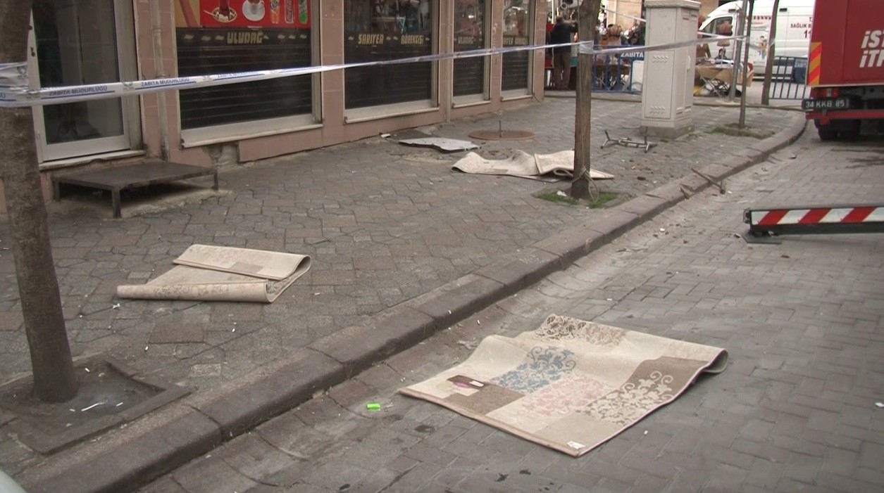 Zeytinburnu’nda çatıda yangın çıkaran kadın eşyaları sokağa attı