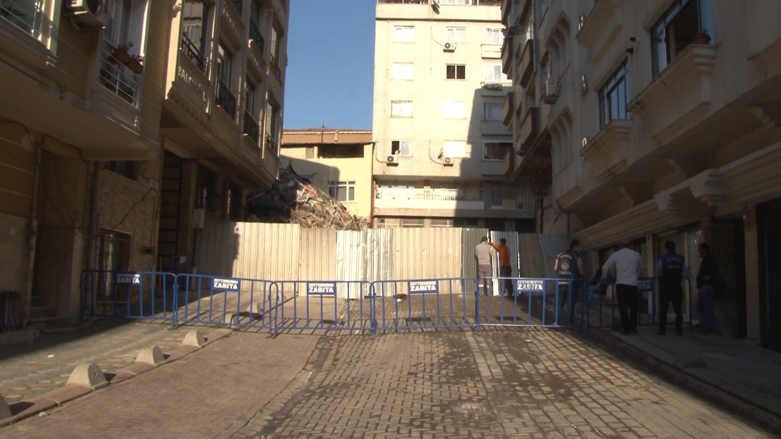 Zeytinburnu’nda çöken binanın çevresi güvenlik amaçlı barikatlarla kapatıldı