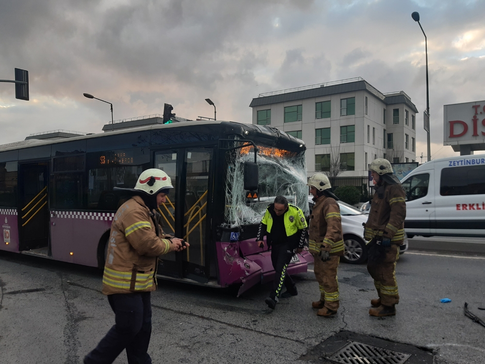 Zeytinburnunda Durakta Otobüs Bir Başka Otobüse Çarptı: 15 Yaralı