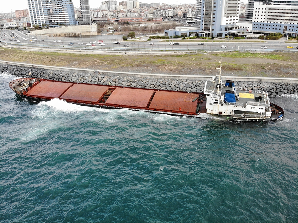 Zeytinburnu’nda karaya oturan gemi kurtarılmayı bekliyor