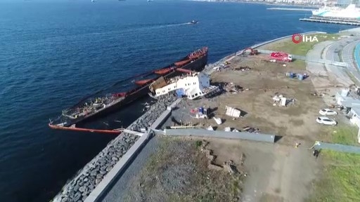 Zeytinburnu’nda kıyıya vuran geminin parçalanma işlemleri havadan görüntülendi
