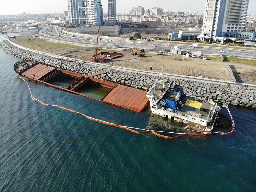 Zeytinburnu’nda kıyıya vuran gemiye parçalanma işlemleri başlatıldı