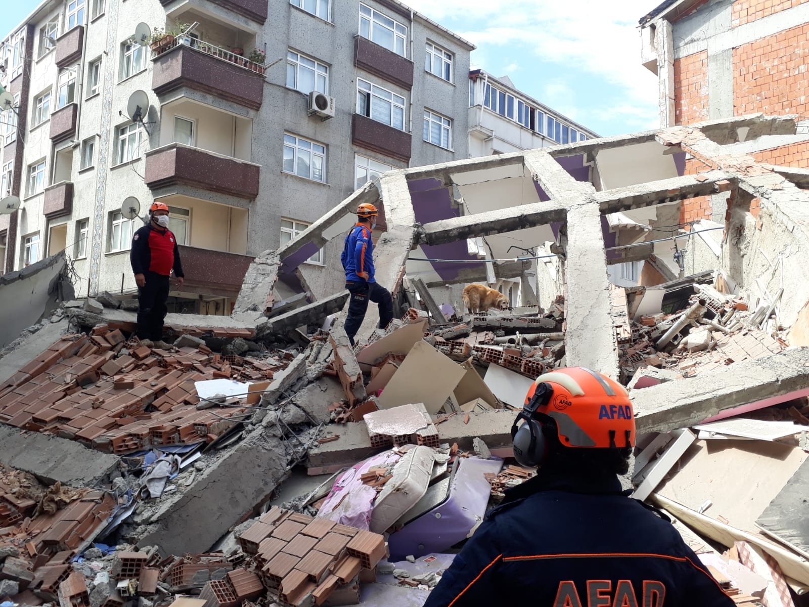Zeytinburnu’nda yıkılan binanın yapı ruhsatının bulunmadığı ortaya çıktı