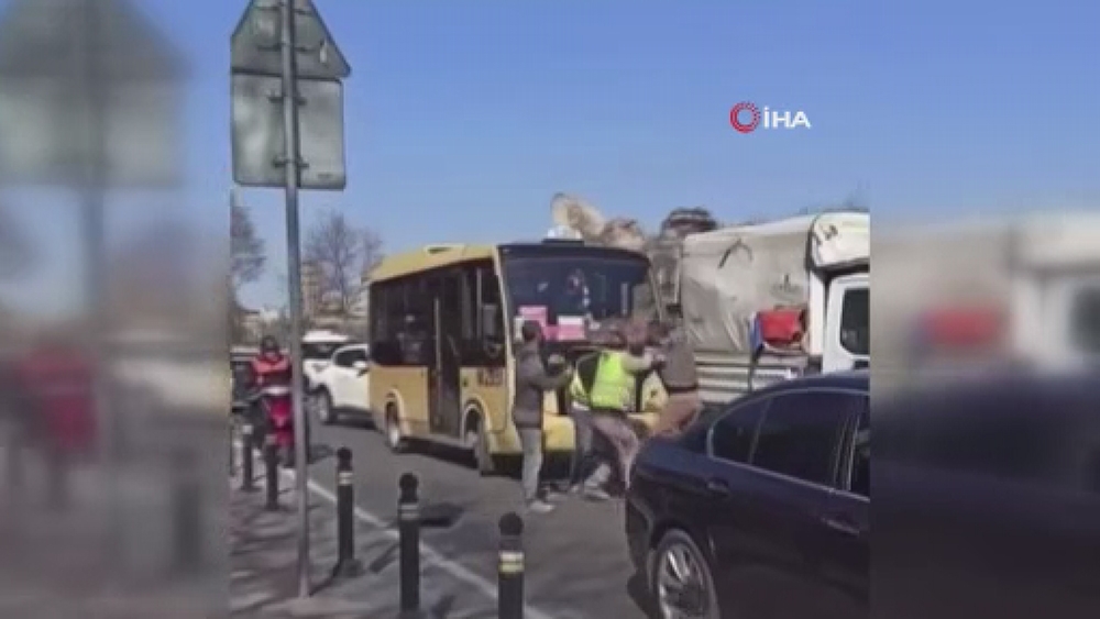 Zeytinburnu’nda yumrukların havada uçuştuğu yol kavgası kamerada