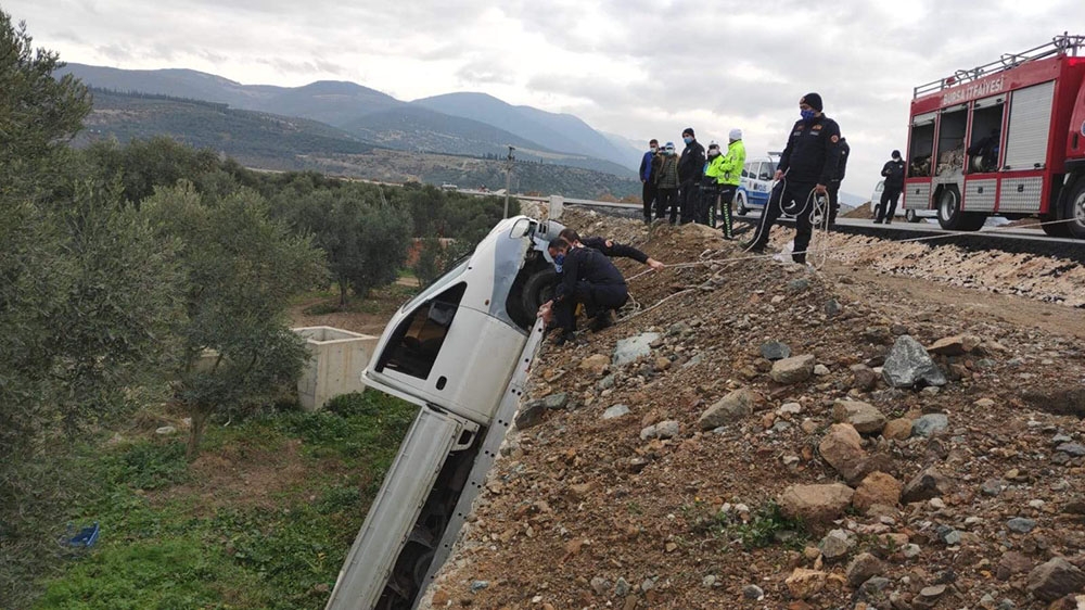 Zeytinliğe uçan kamyonetin görüntüsü şok etti