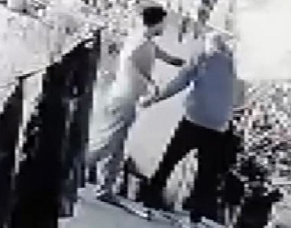 Zile basarak kontrol yapan hırsızlık şüphelisini yakalayıp dövdü